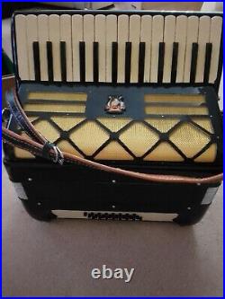 Parrot 24 Bass 30 Key Accordion With Hard Case, please see pictures VGC