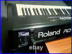 Roland RD-700NX Digital Stage Piano with flight case