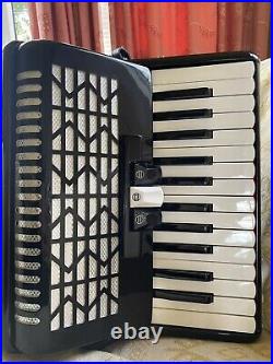 Scarlatti Piano accordion 48 bass 2 voice Black with hard case