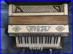 Vintage Soprani Accordian with Hard Shell Carry Case 80 Bass Full size