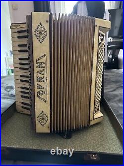 Vintage Soprani Accordian with Hard Shell Carry Case 80 Bass Full size