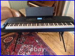 Yamaha Portable Grand DGX-670 Electric Piano / perfect condition /88 keys